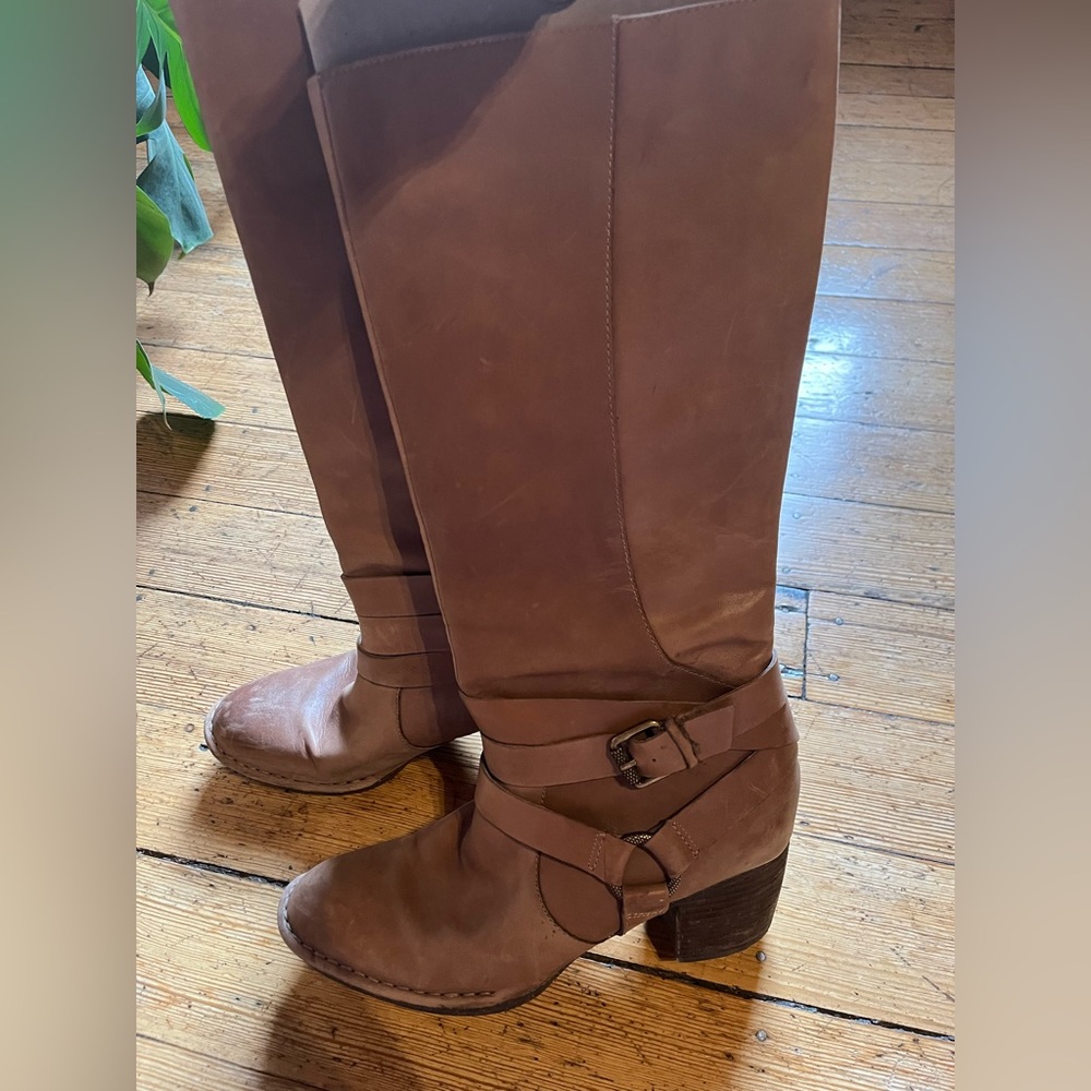 Naya Gazelle Leather Boots. Taupe. Size 9.